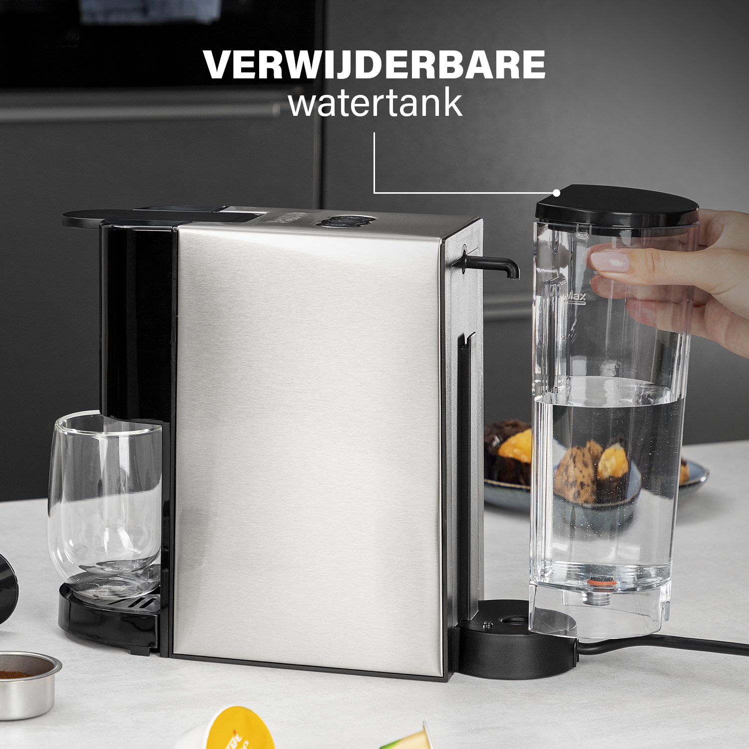 Een koffiemachine met een uitneembaar waterreservoir dat door een hand wordt gevuld, met koffiekopjes.