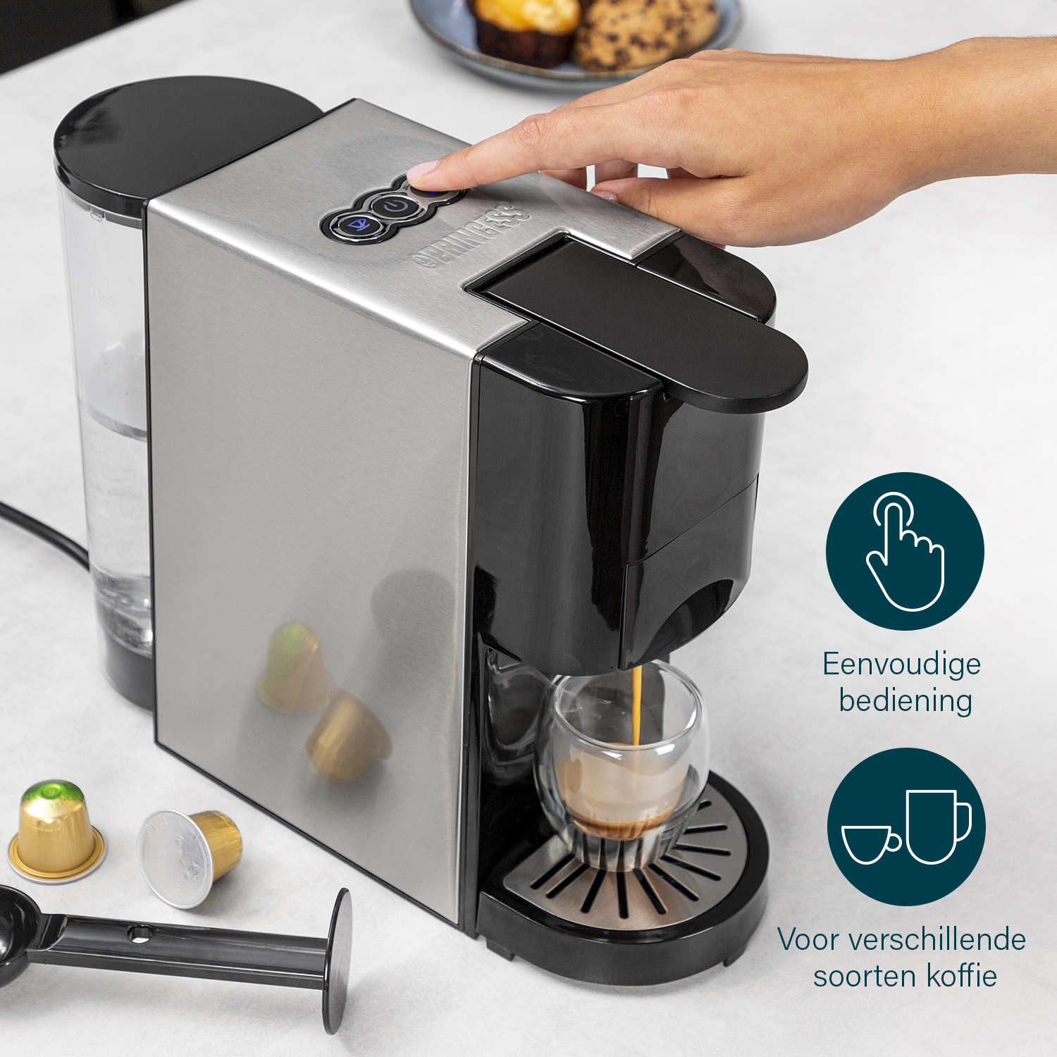 Koffiemachine met een glazen kopje en koffie die wordt ingeschonken. Witte achtergrond.