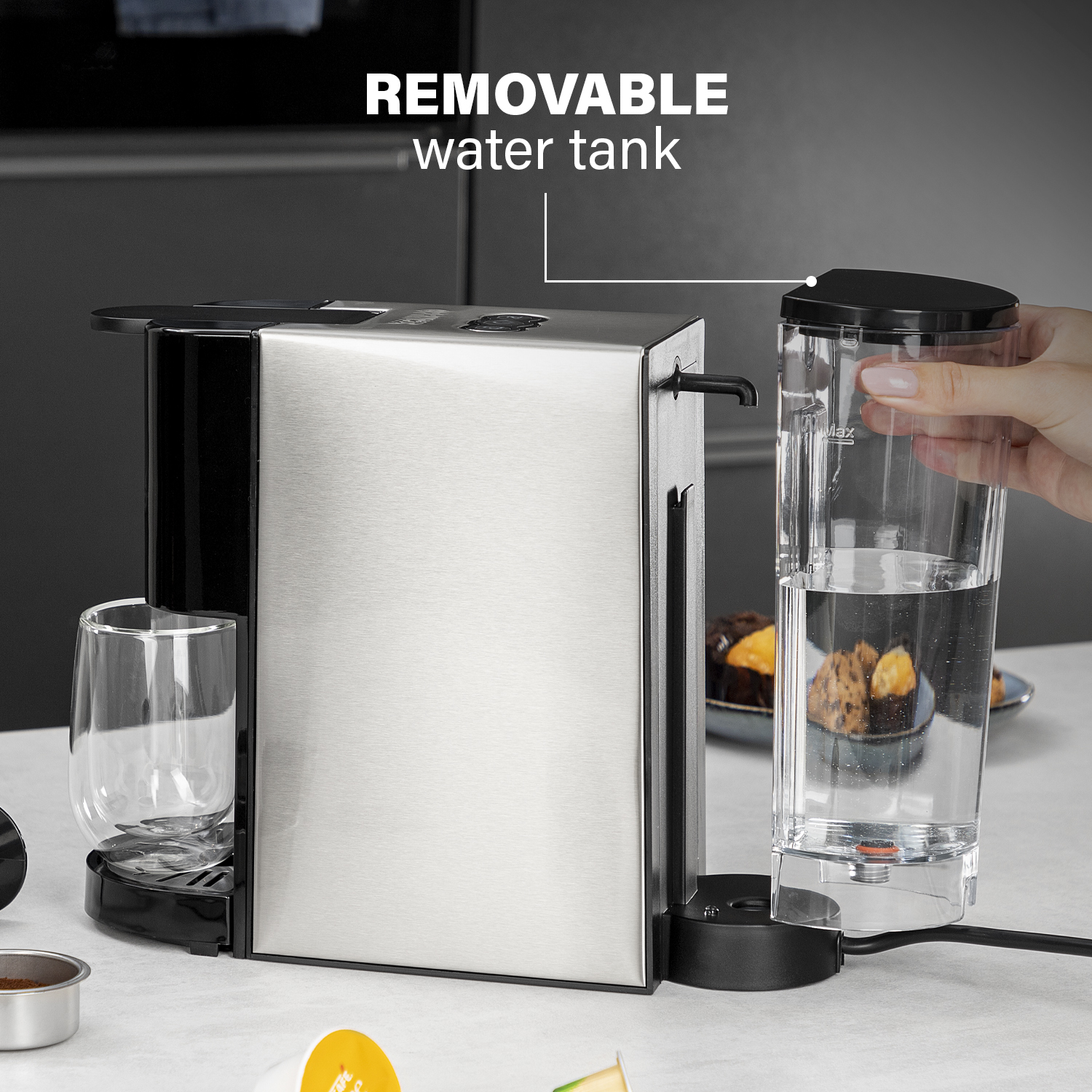 Koffiemachine met een afneembaar waterreservoir en een kopje koffie.
