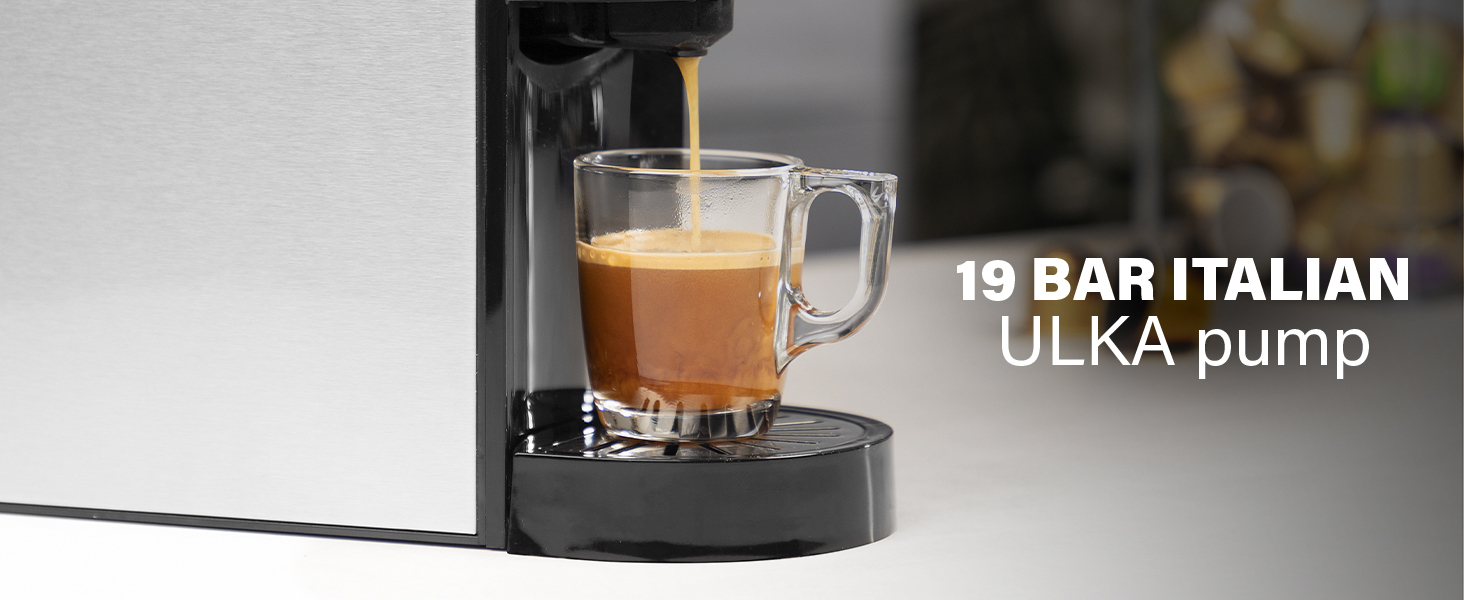 Een koffiemachine die koffie in een glas schenkt. Tekst zegt '19 bar Italiaanse ULKA pomp'.