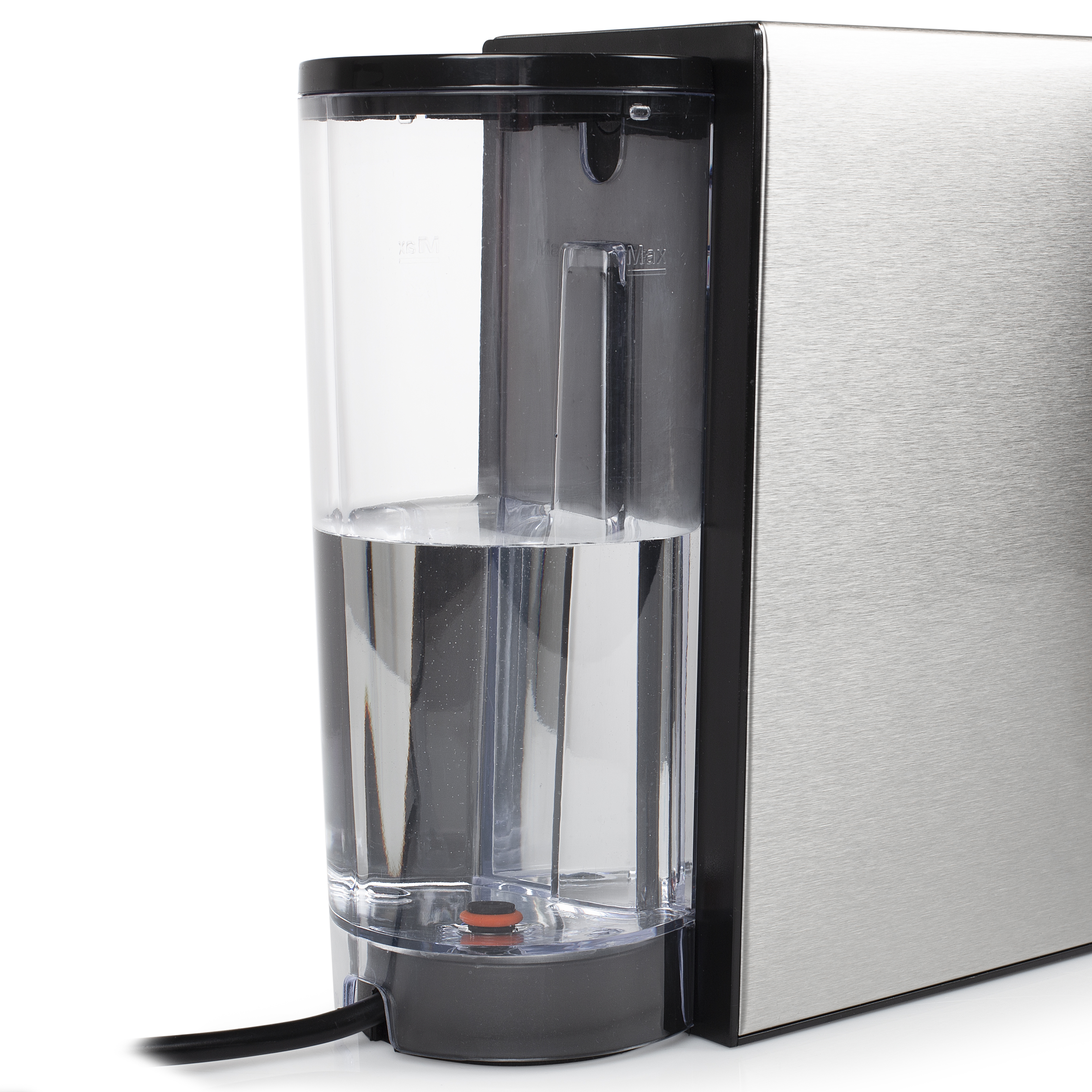De watertank van de koffiemachine, transparant met water erin en een zwarte voedingskabel.
