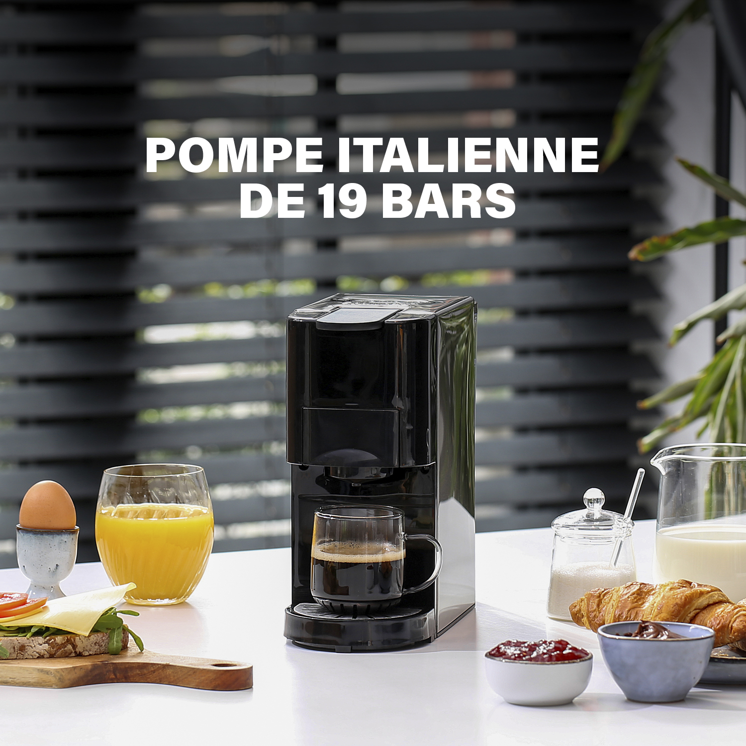 Koffiemachine met ontbijt. Koffie, sap en brood.