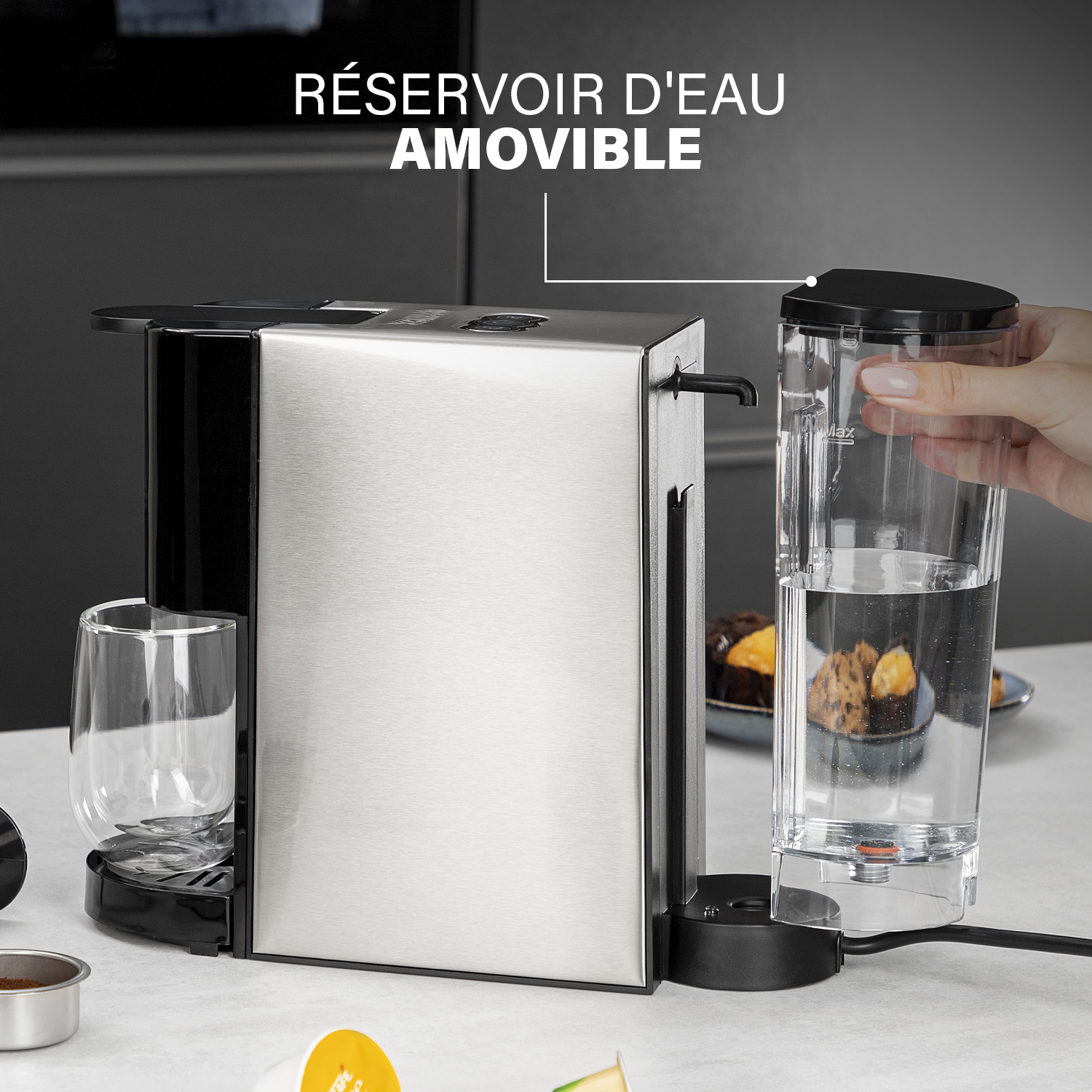 Roestvrijstalen koffiemachine met een watertank die wordt gevuld.