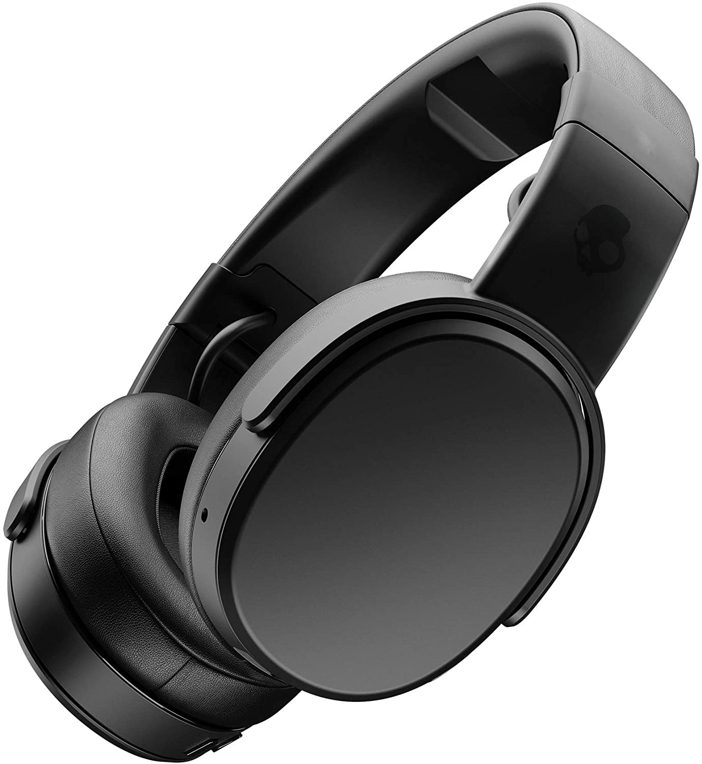 Un casque noir avec un logo de crâne sur le côté, sur fond blanc. Les écouteurs sont grands.