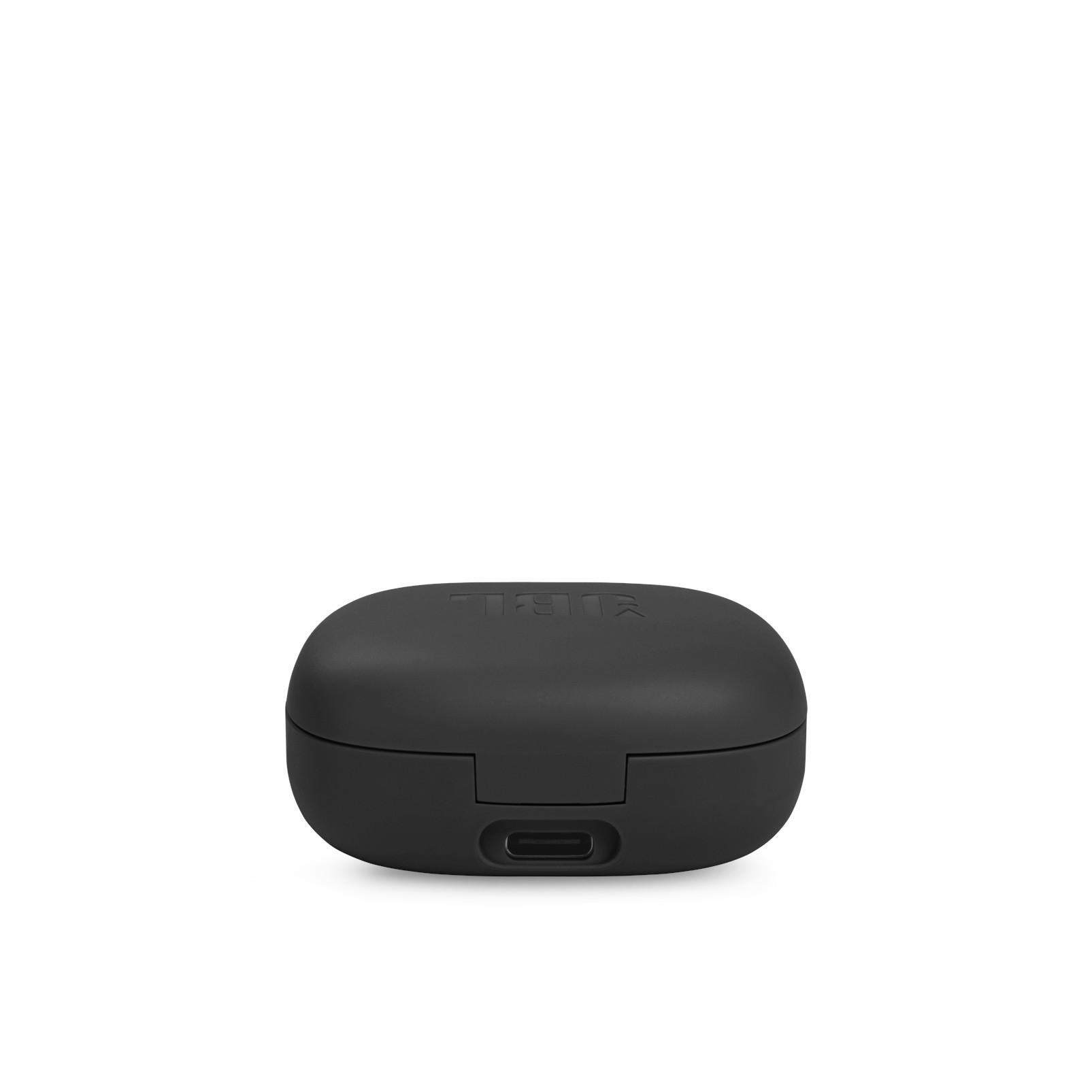 Eine schwarze Ladehülle mit JBL-Logo. Weißer Hintergrund.
