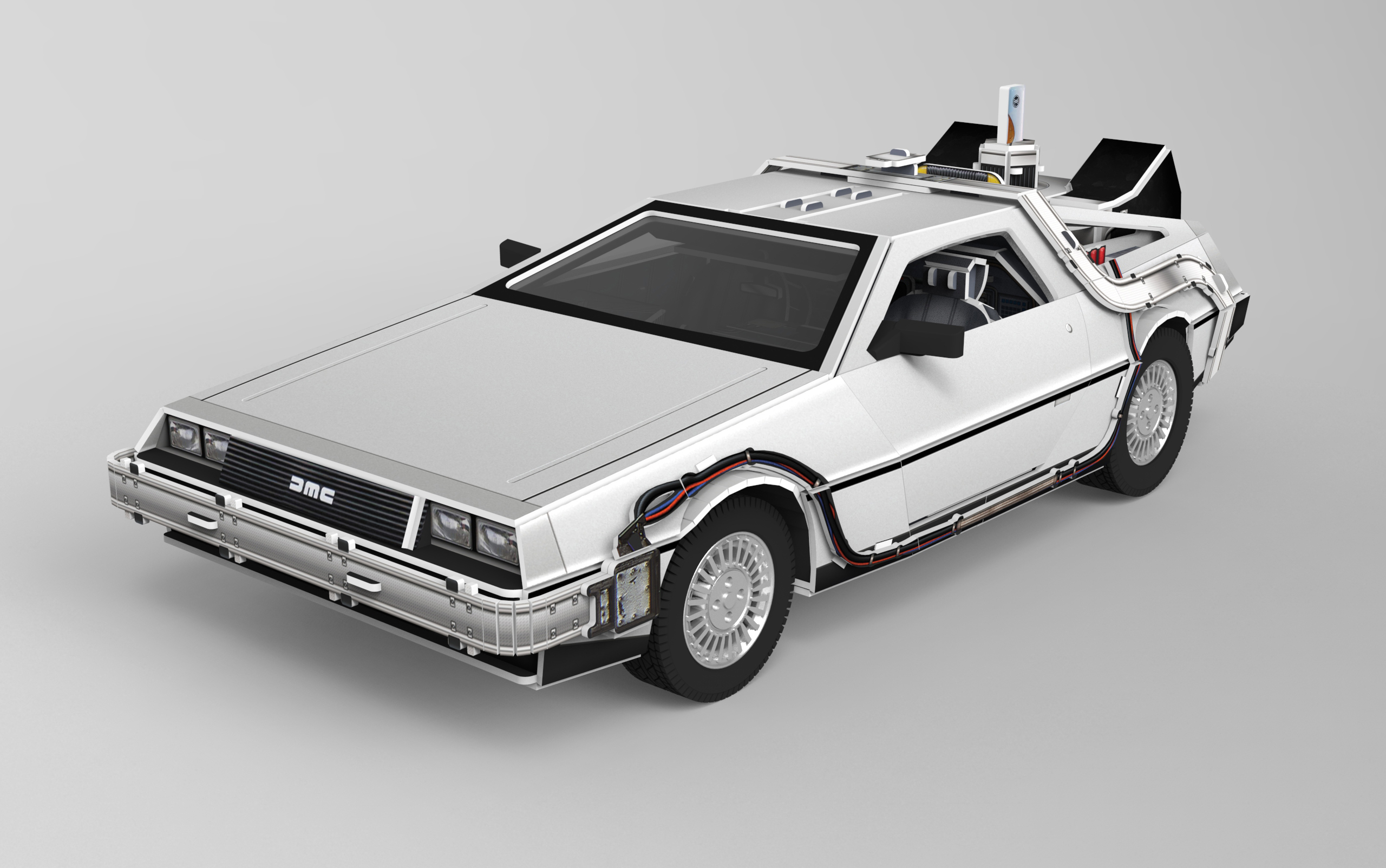 Weißer DeLorean mit sichtbaren Drähten, auf grauem Hintergrund.