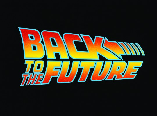 Zurück in die Zukunft Logo auf schwarzem Hintergrund. Text ist gelb und orange mit blauem Umriss.