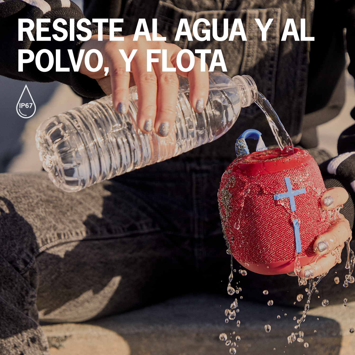 Una persona vierte agua sobre un altavoz rojo. Texto: Resiste el agua y el polvo, y flota.