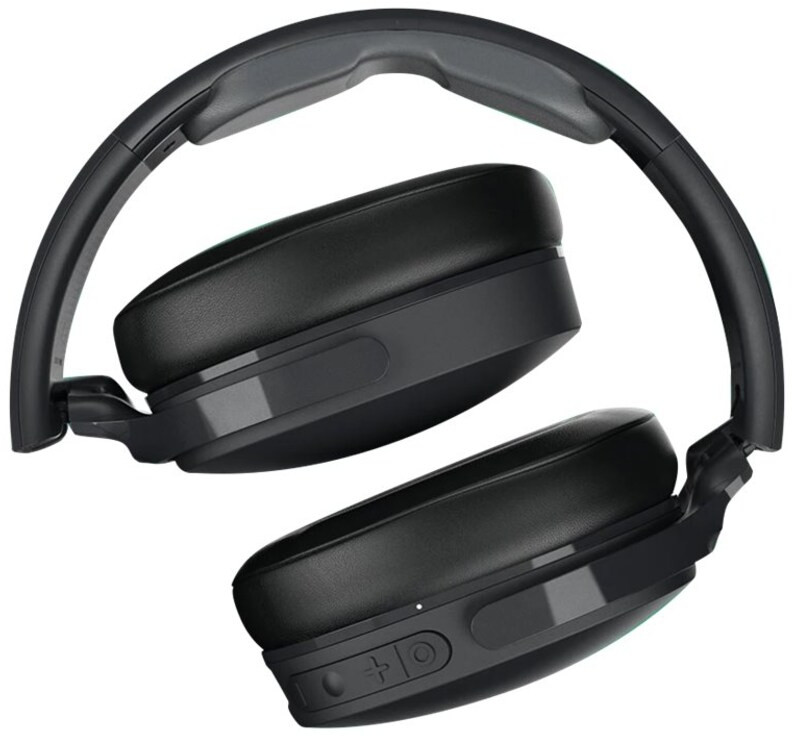 Casque noir plié. Les écouteurs se font face.