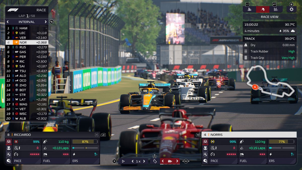 Formule 1 race scène met meerdere auto's op de baan. Een ranglijst wordt weergegeven.