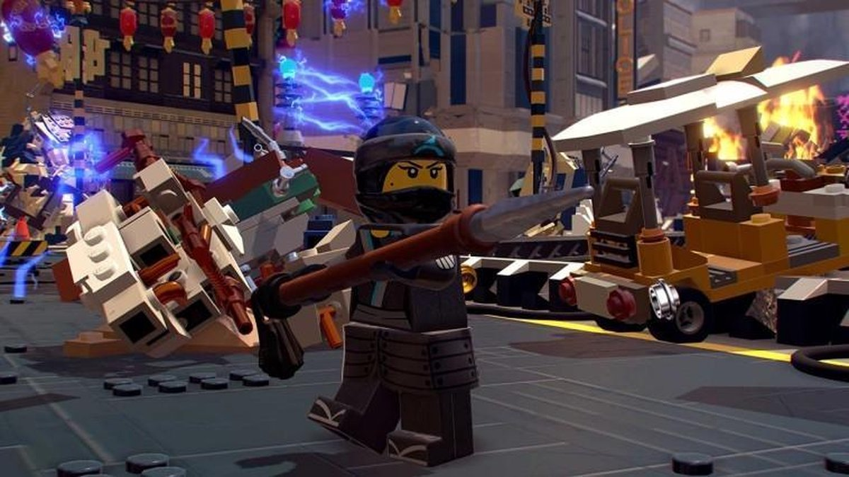 Een Lego-personage met een speer in een stedelijke omgeving.