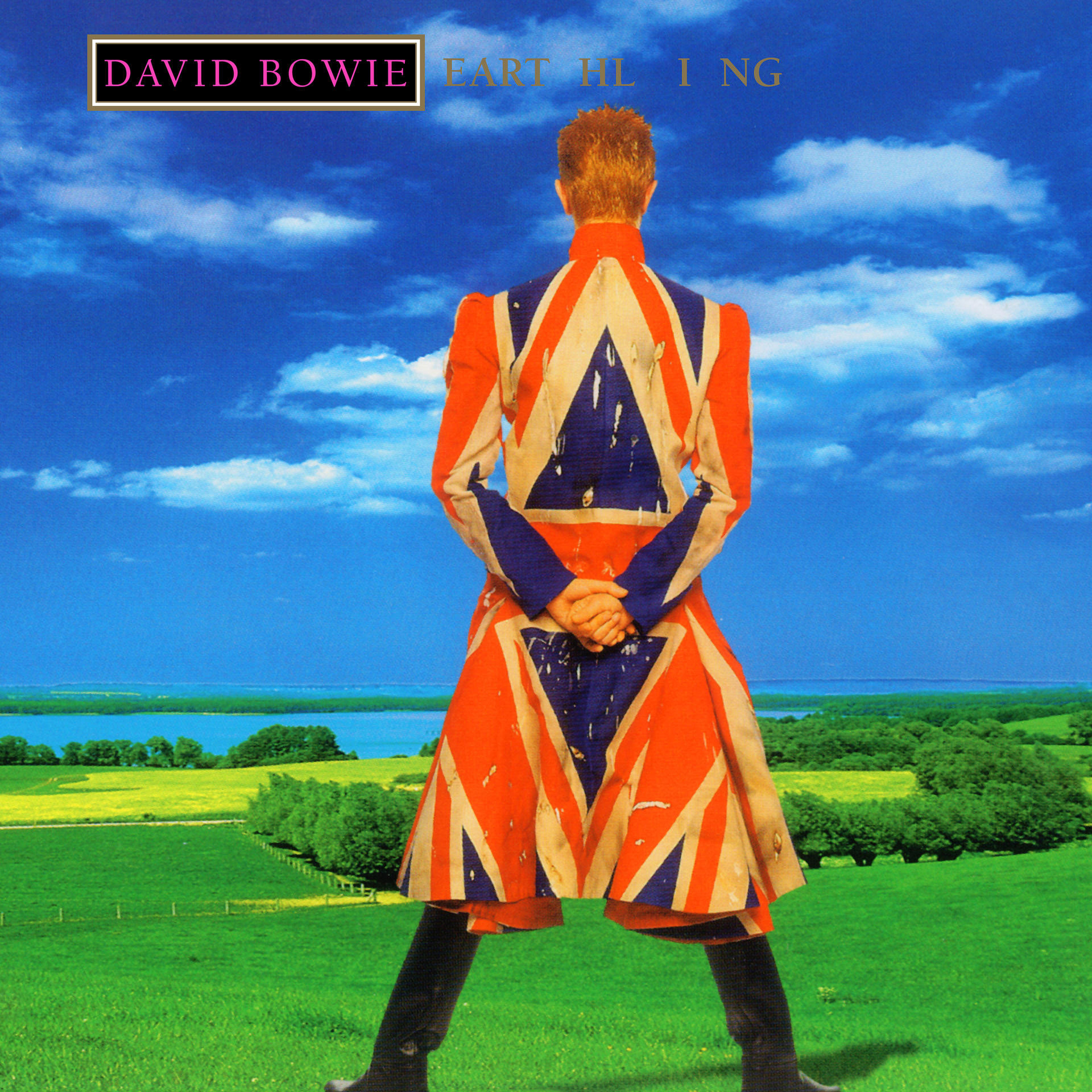 Albumcover von David Bowie, mit dem Rücken zum Betrachter, im Union Jack Anzug, auf einer grünen Wiese mit blauem Himmel.