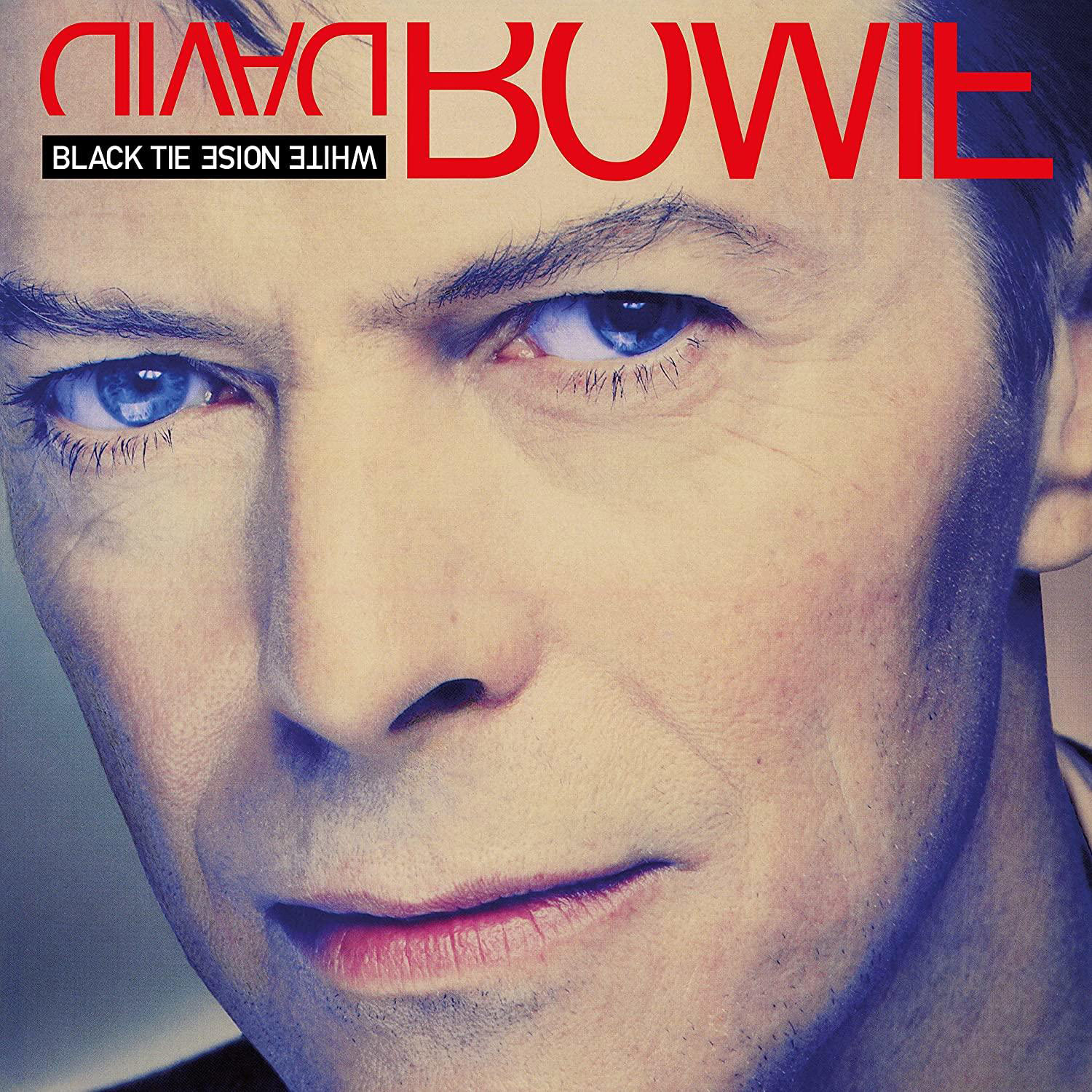 David Bowie Albumcover: Nahaufnahme des Gesichts. Roter 'BOWIE'-Text. Weißer Hintergrund.