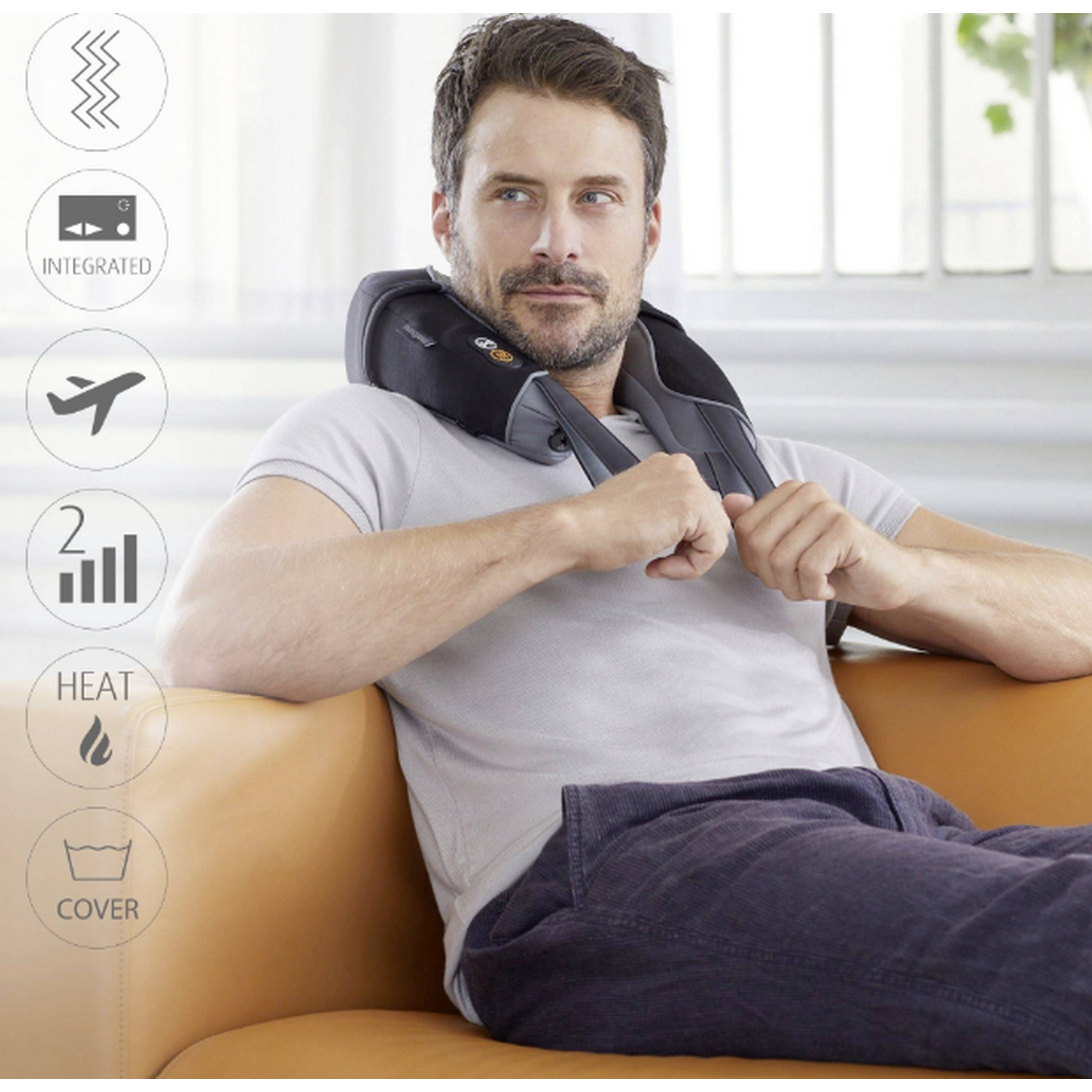 Hombre usando un masajeador de cuello en un sofá, con iconos alrededor.
