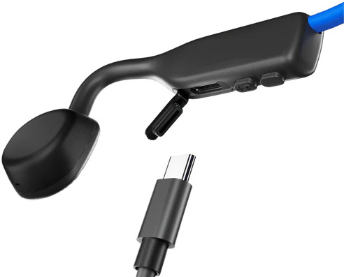 Casque à conduction osseuse noir et bleu avec un câble de chargement attaché.