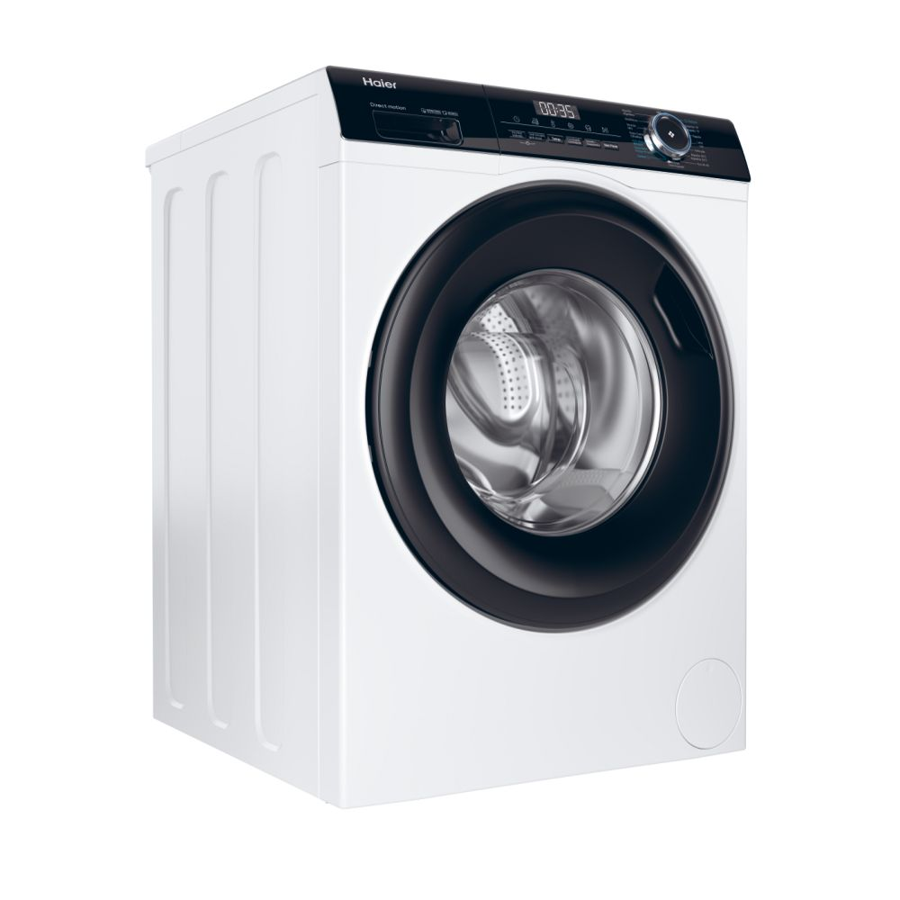 Een witte Haier wasmachine, vooraanzicht, met een zwarte deur en bedieningspaneel.