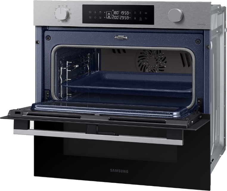 Open oven met bakplaat en roosters. Digitaal display toont instellingen. Samsung.
