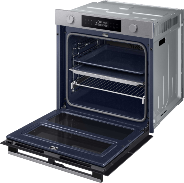 Open roestvrijstalen oven, planken binnenin, blauw interieur.