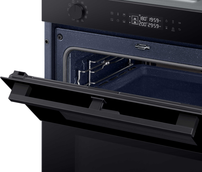 Zwarte oven met open deur, donkerblauw interieur, handvat zichtbaar. Bedieningspaneel boven.
