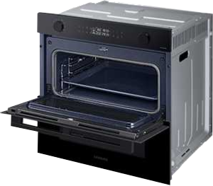 Zwarte oven met een open deur, met interne planken en een bak.
