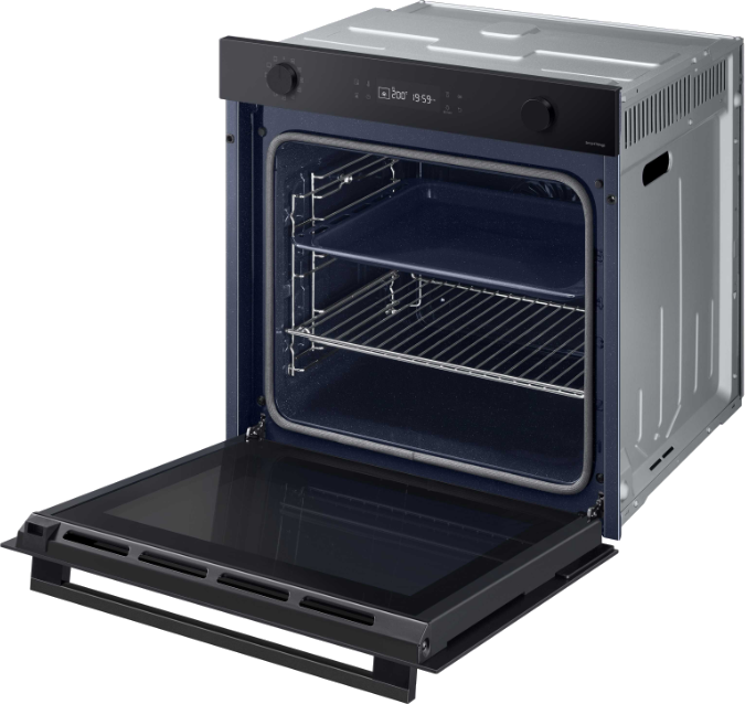 Un four ouvert avec deux grilles. L'intérieur est bleu foncé, l'extérieur est argenté et noir.