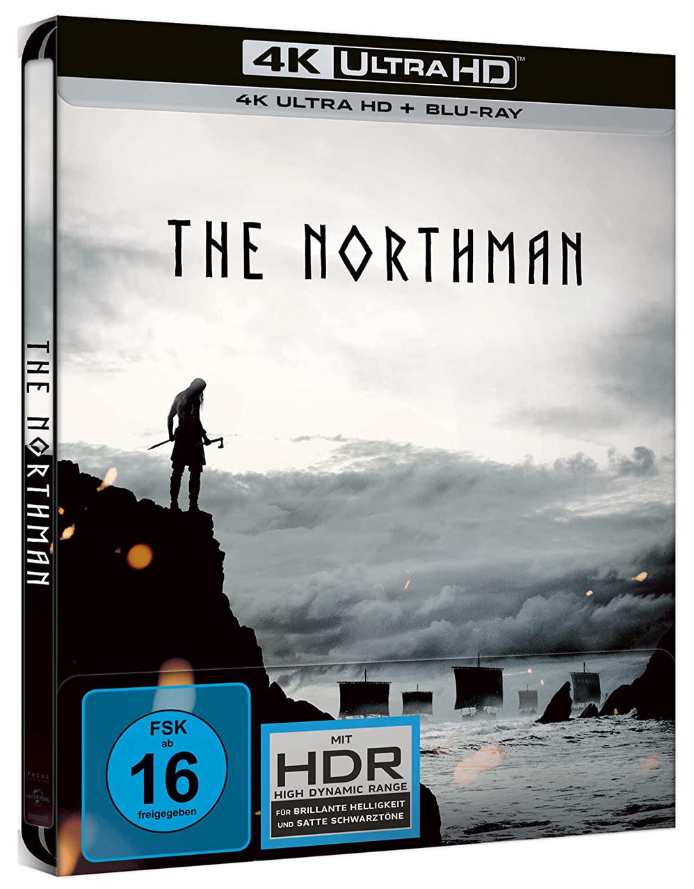 Ein Filmcover für "The Northman" mit einer Person mit einer Waffe auf einer Klippe und Schiffen.