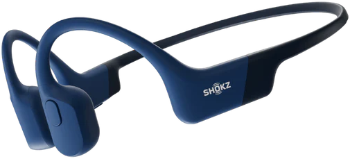 Blauwe Shokz-hoofdtelefoon met botgeleiding. De koptelefoon wikkelt zich om de oren en de achterkant van het hoofd.