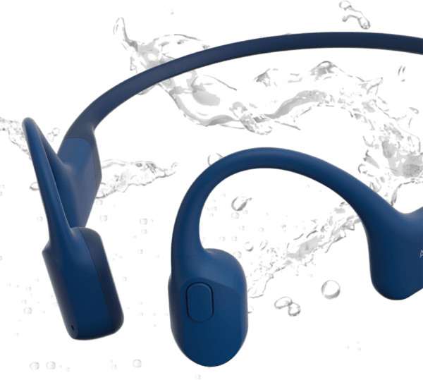 Blauwe draadloze koptelefoon met waterspatten, ontworpen voor sportactiviteiten.