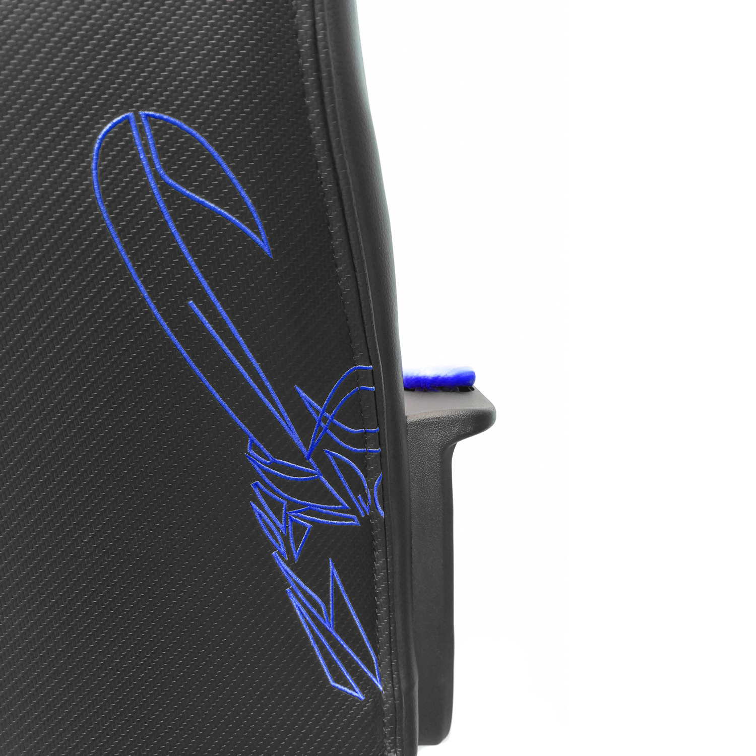 Primer plano de una silla negra con diseño de línea azul en el respaldo.
