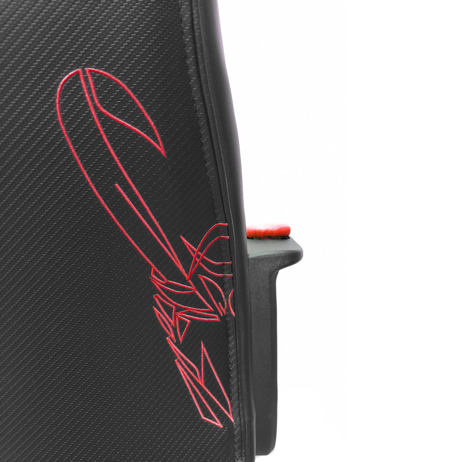 Primer plano de una silla gaming negra con diseño de escorpión rojo en el respaldo.