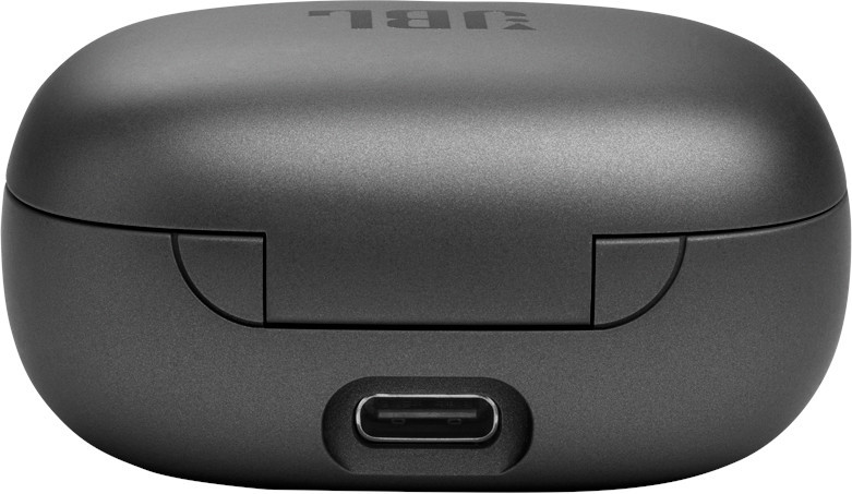 Zwarte JBL oplaadcase voor oordopjes met een USB-C-poort.