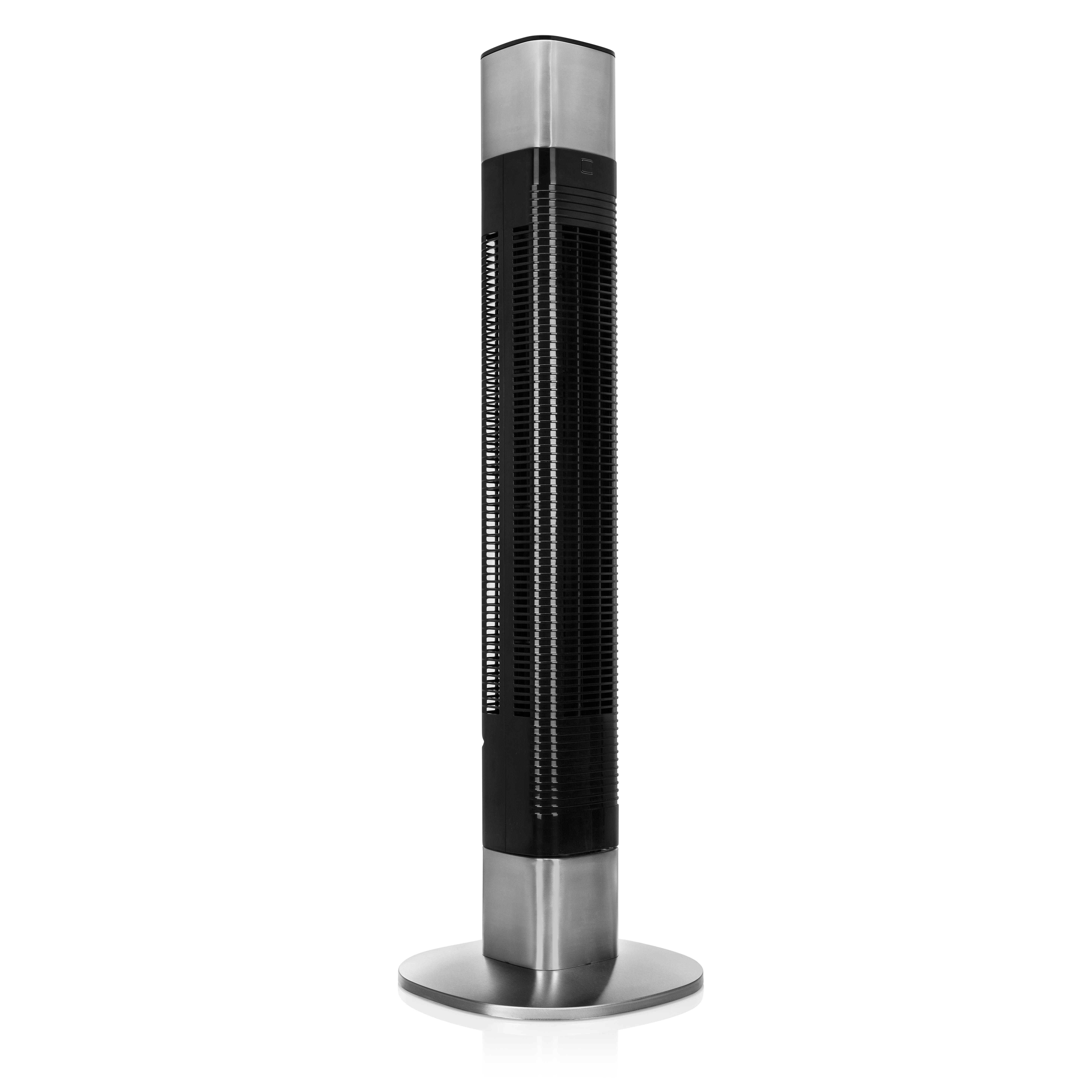 Hoge zwarte en zilveren torenventilator met een ronde voet, staand op een witte vloer.