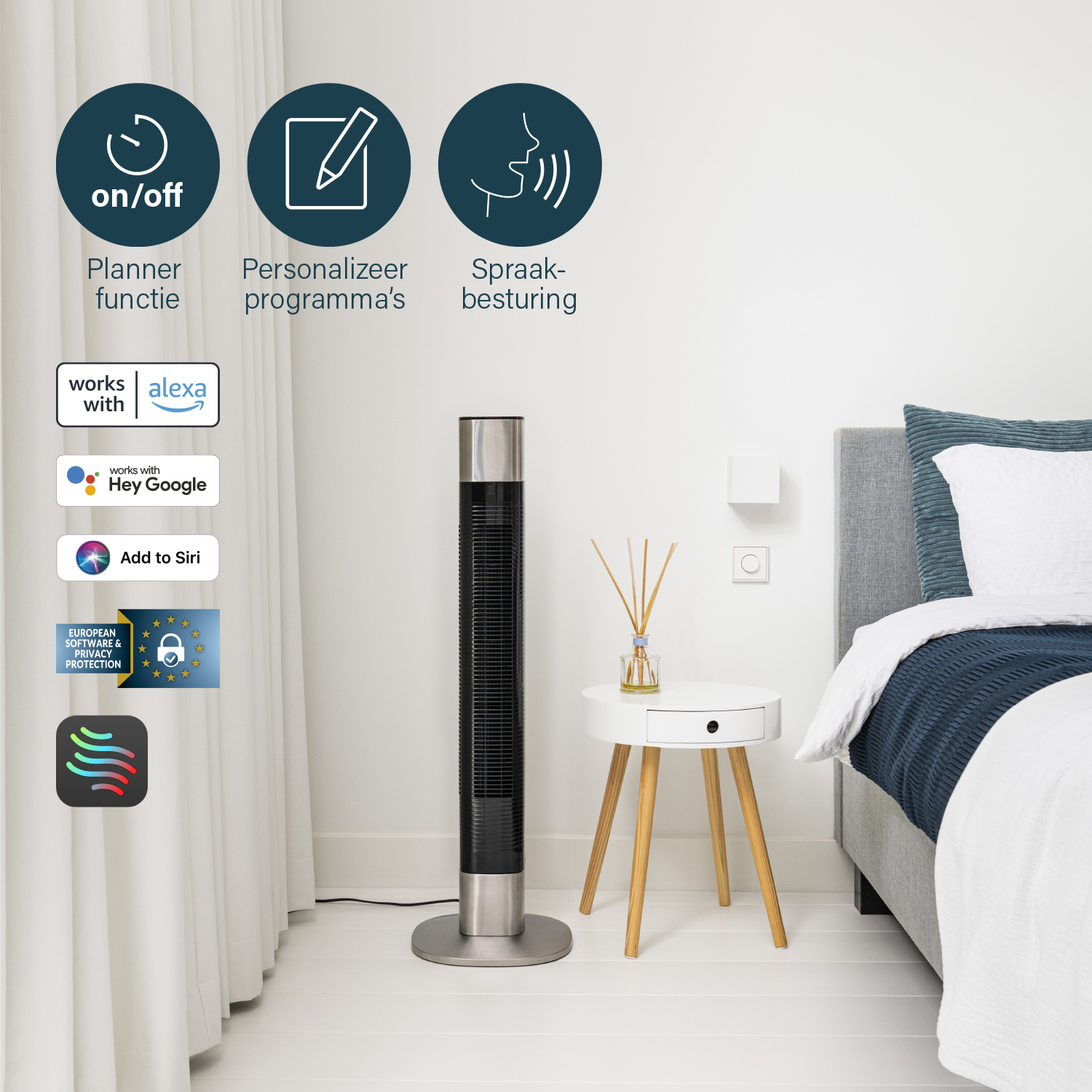 Een zilveren ventilator naast een tafel met aroma.