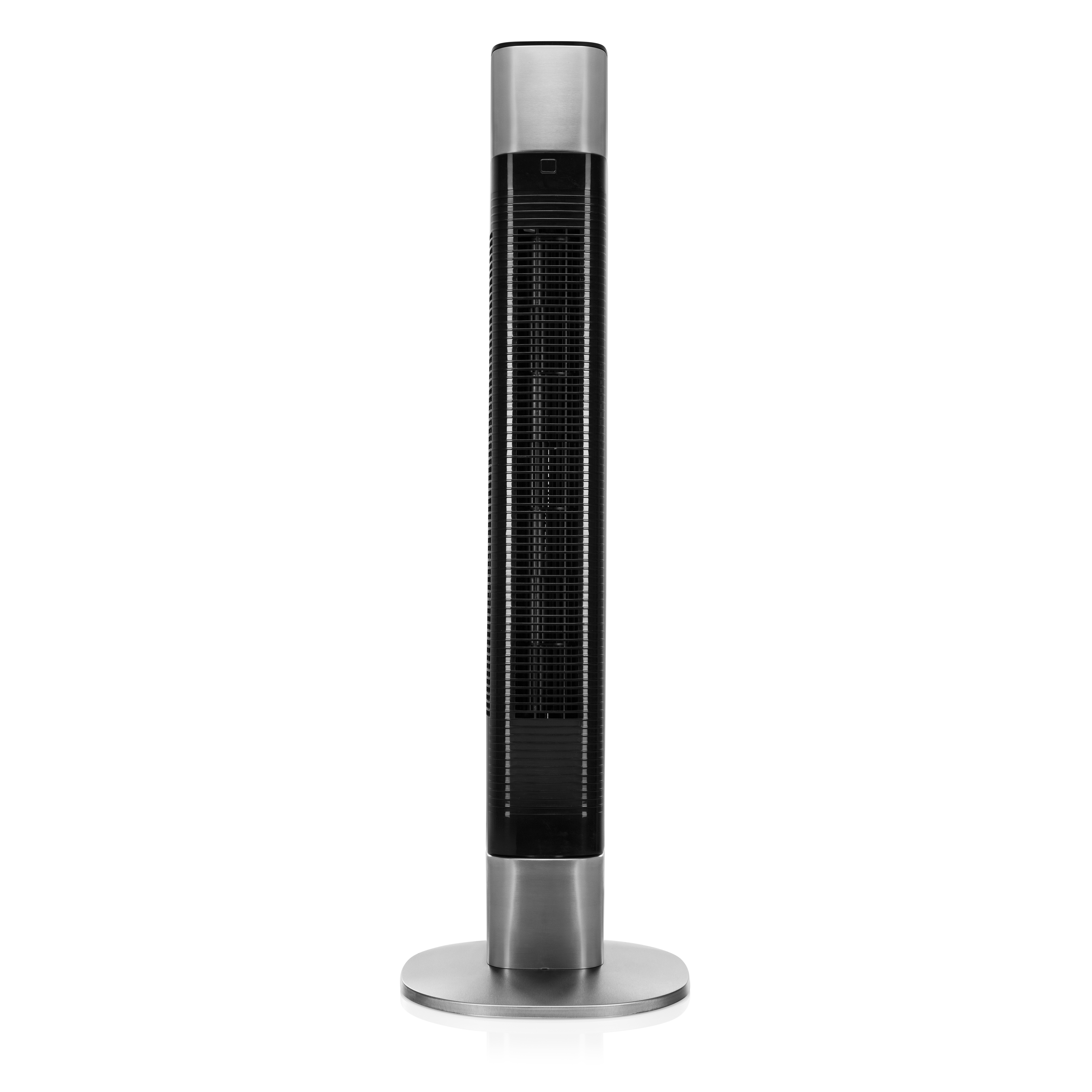 Hoge zwarte en zilveren torenventilator op een witte achtergrond. De basis is rond en zilver.
