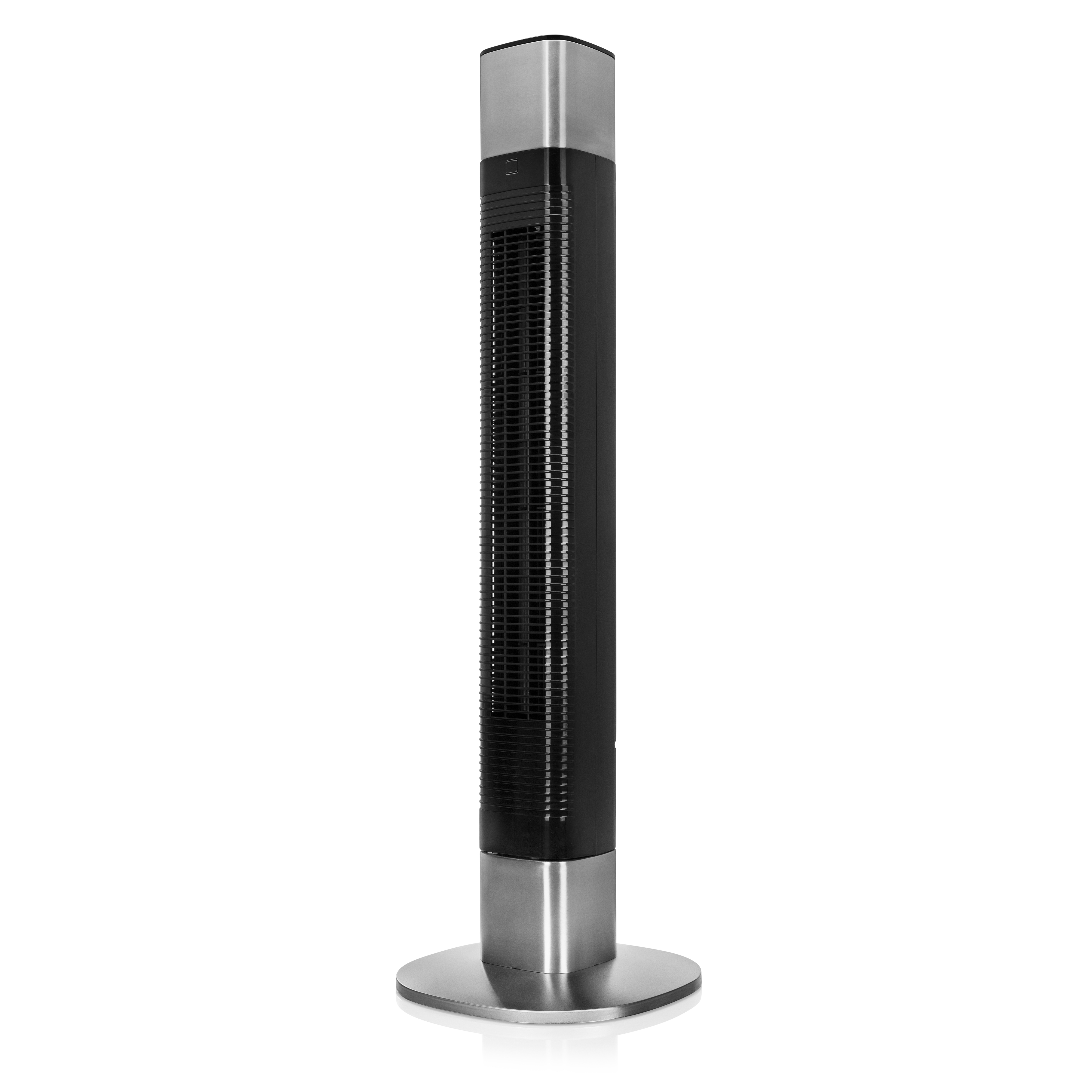 Een hoge, zwart-zilveren torenventilator tegen een witte achtergrond.