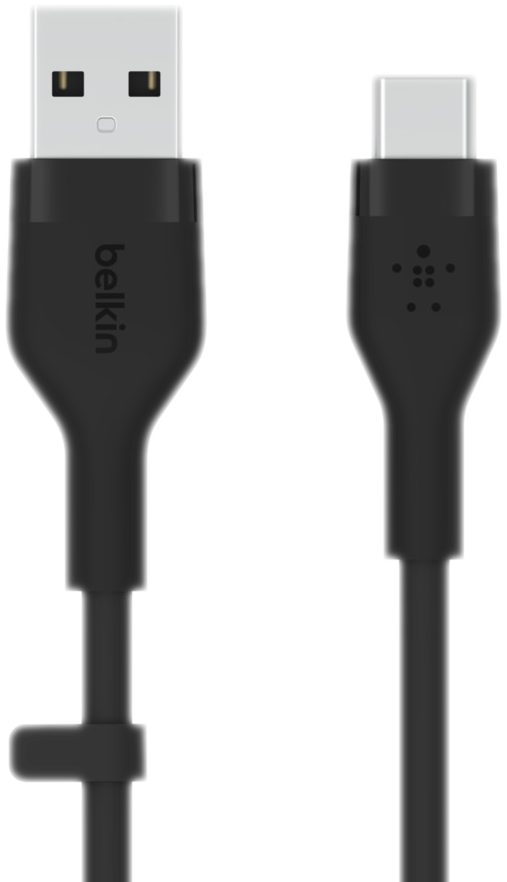 Zwarte USB-C naar USB-A kabel. Belkin merknaam is zichtbaar. Zwarte achtergrond.