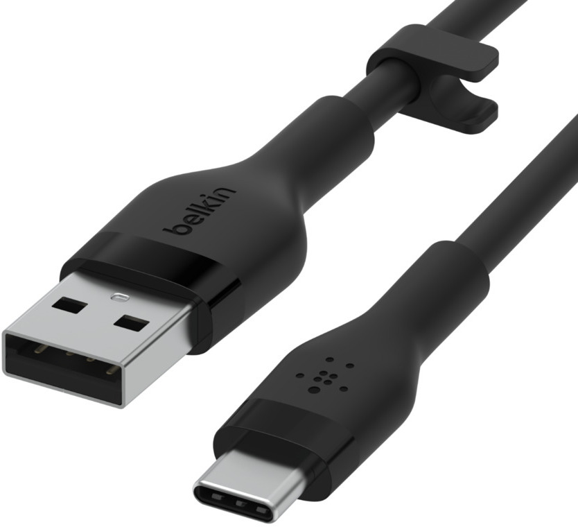 Zwarte Belkin USB-kabel met USB-A en USB-C connectoren. Witte achtergrond.