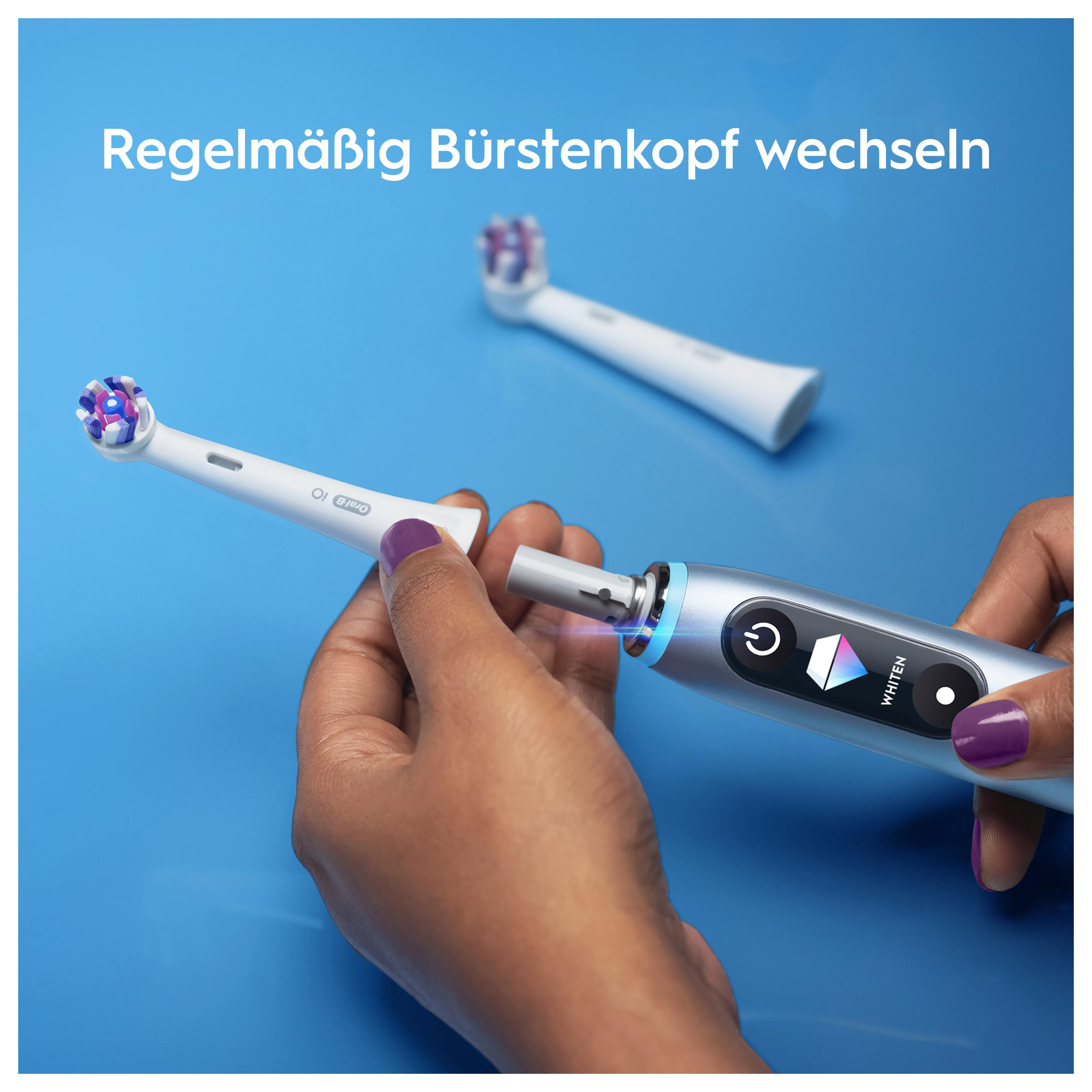 Hände halten eine elektrische Zahnbürste, blauer Hintergrund, mit Text.