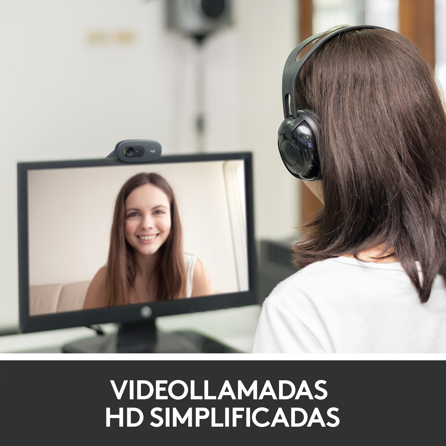 Una mujer con auriculares está en una videollamada. Texto: 'Videollamadas HD simplificadas'.