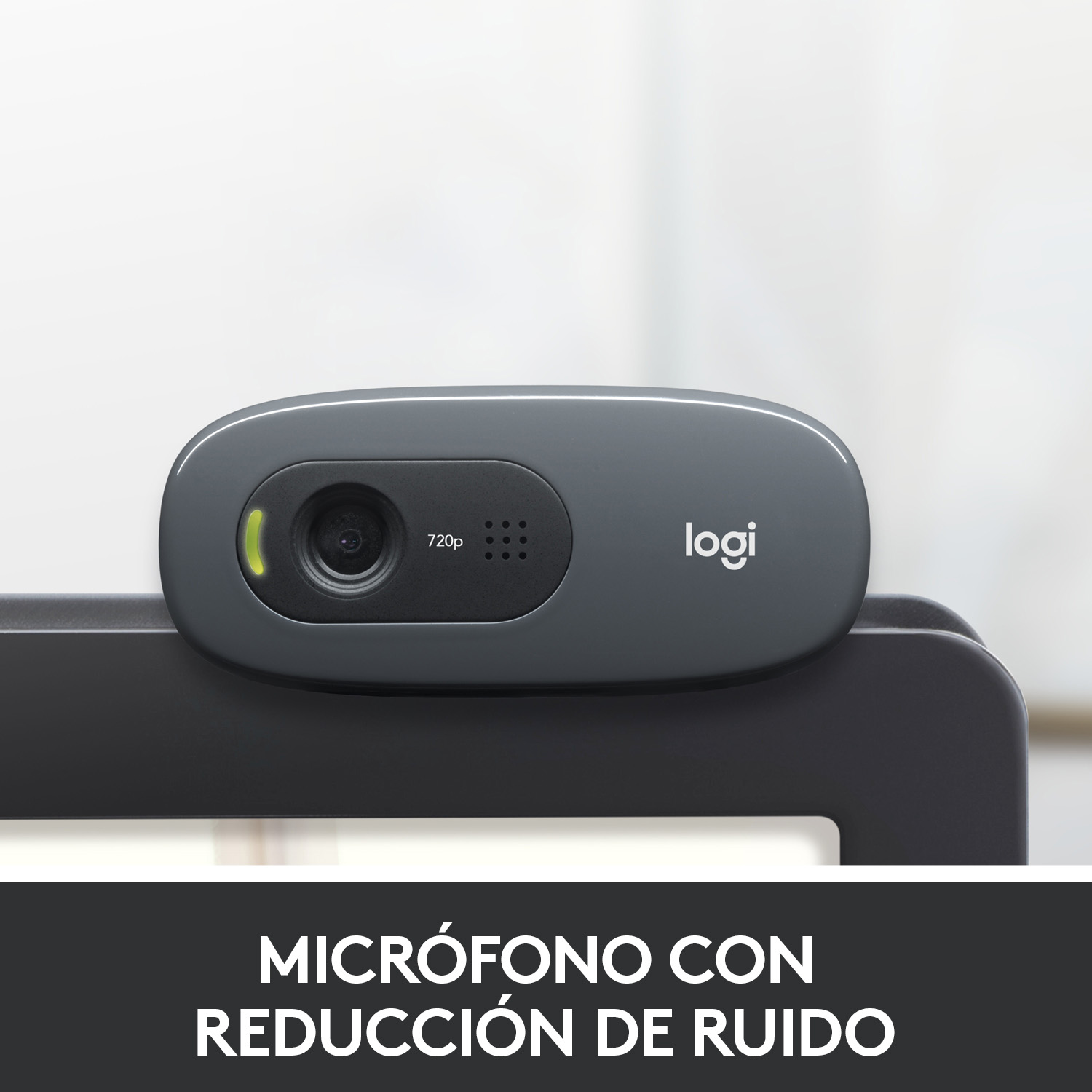 Una webcam Logitech con micrófono y reducción de ruido.