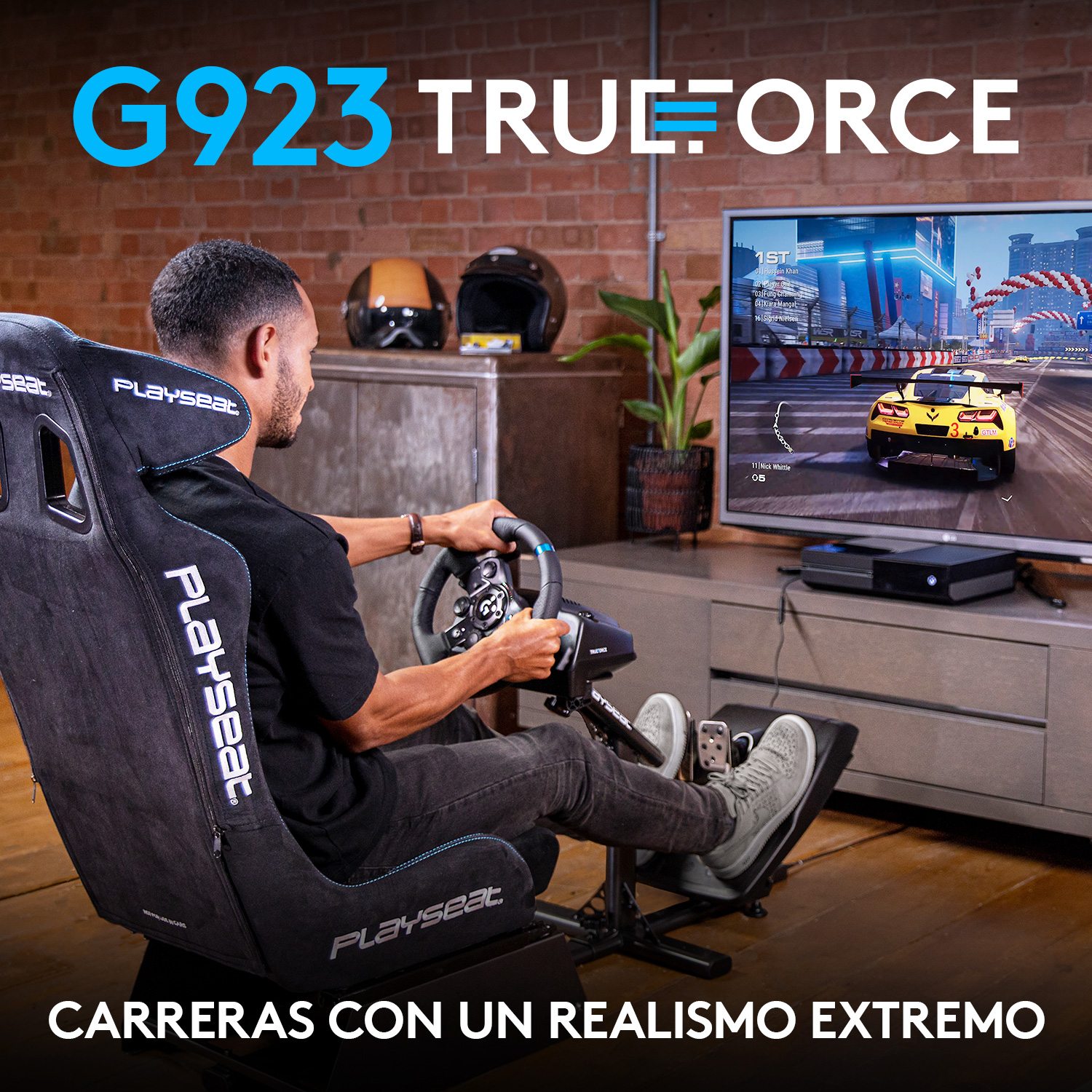 Hombre jugando un juego de carreras con volante y monitor.