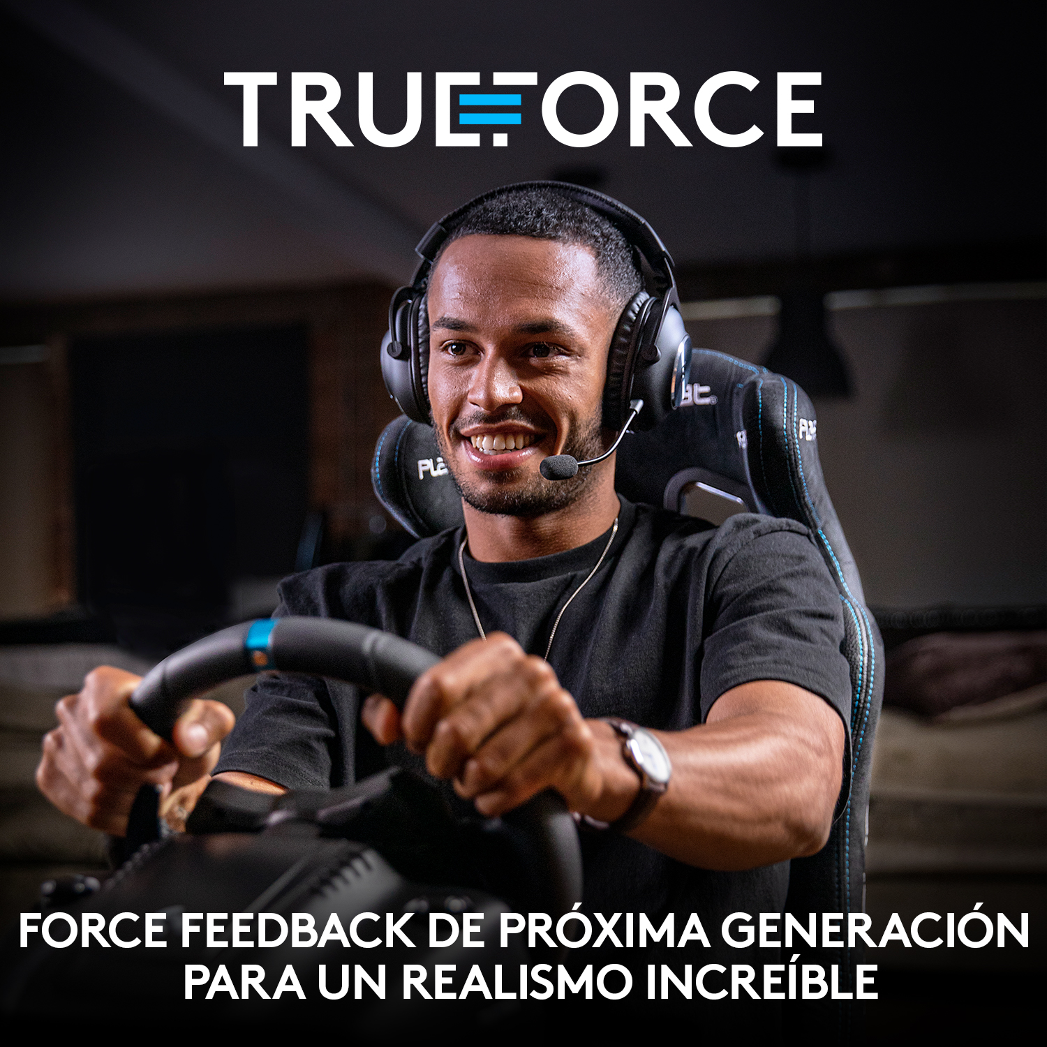 Un hombre jugando a un juego de carreras con volante y auriculares. Texto: TRUEFORCE.