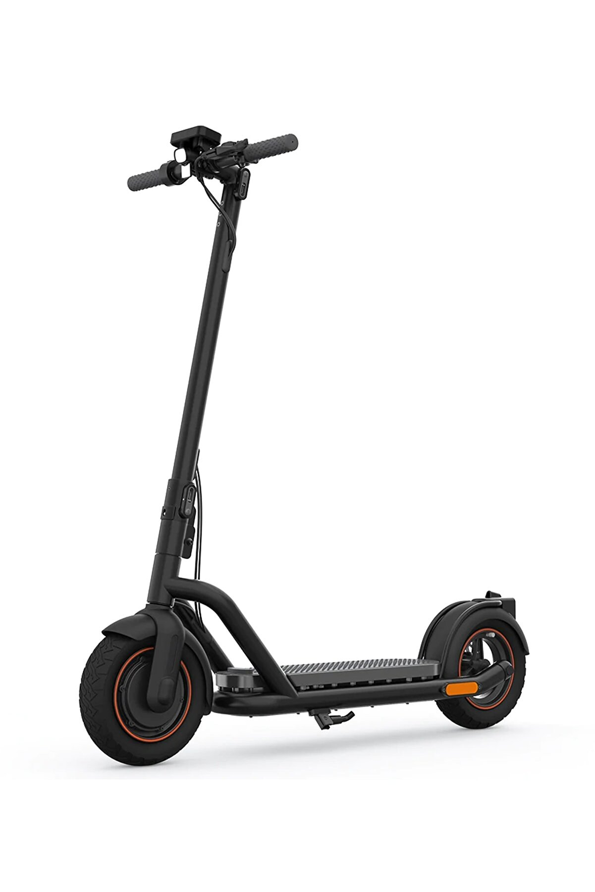 Turuncu vurgulara sahip siyah elektrikli scooter. Beyaz bir yüzey üzerinde duruyor. Gidon yukarıda.