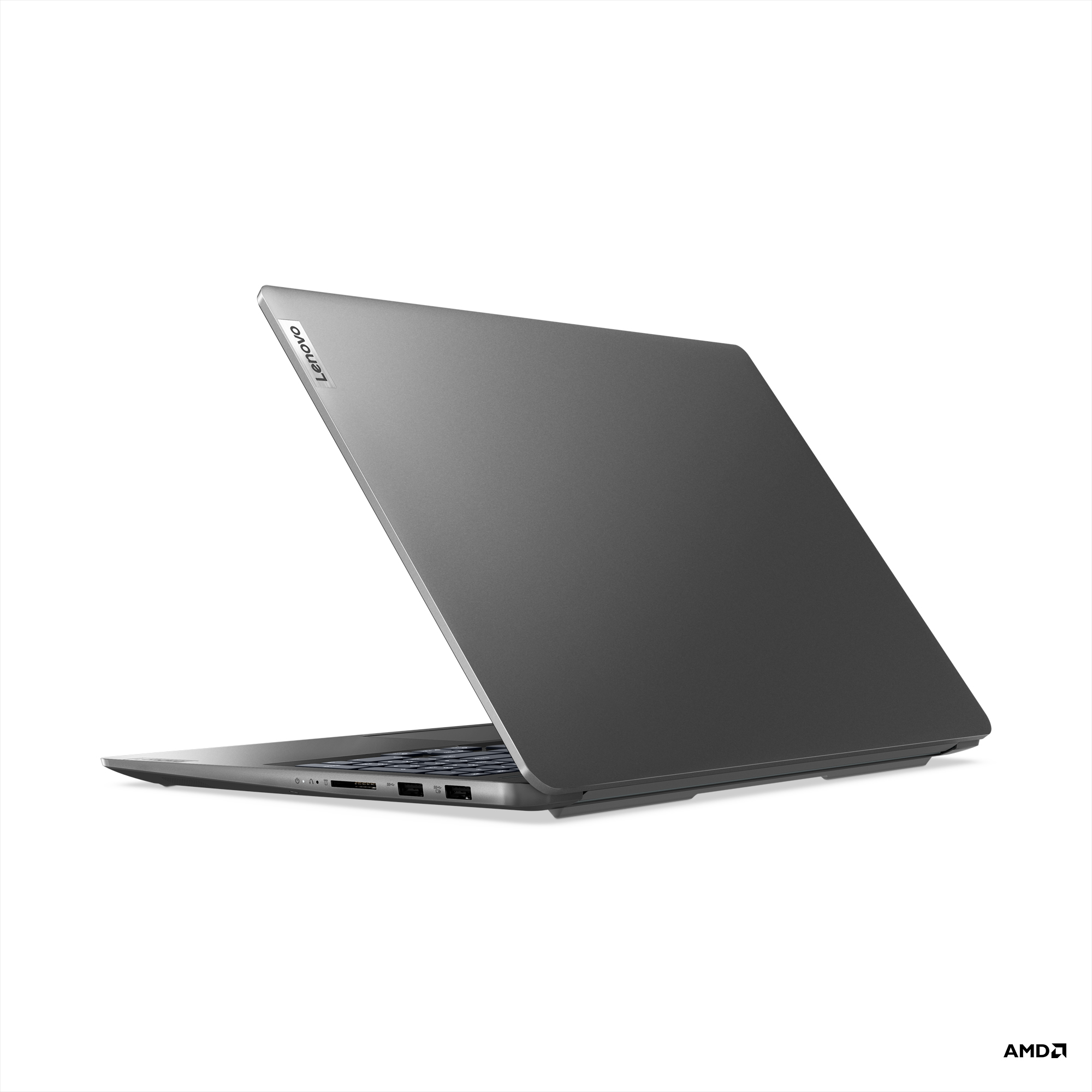 Beyaz bir arka plan üzerinde açık gri bir Lenovo dizüstü bilgisayar, arka tarafı göstermek için hafifçe açılı.