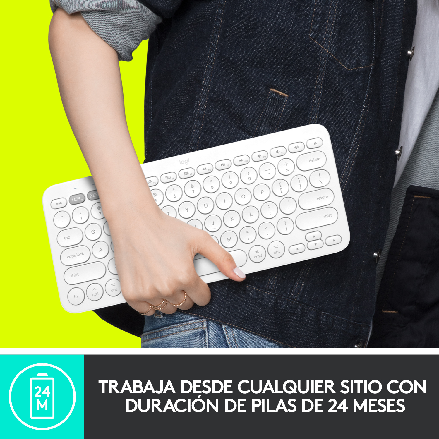 Una mujer sosteniendo un teclado blanco, un icono de batería está presente.