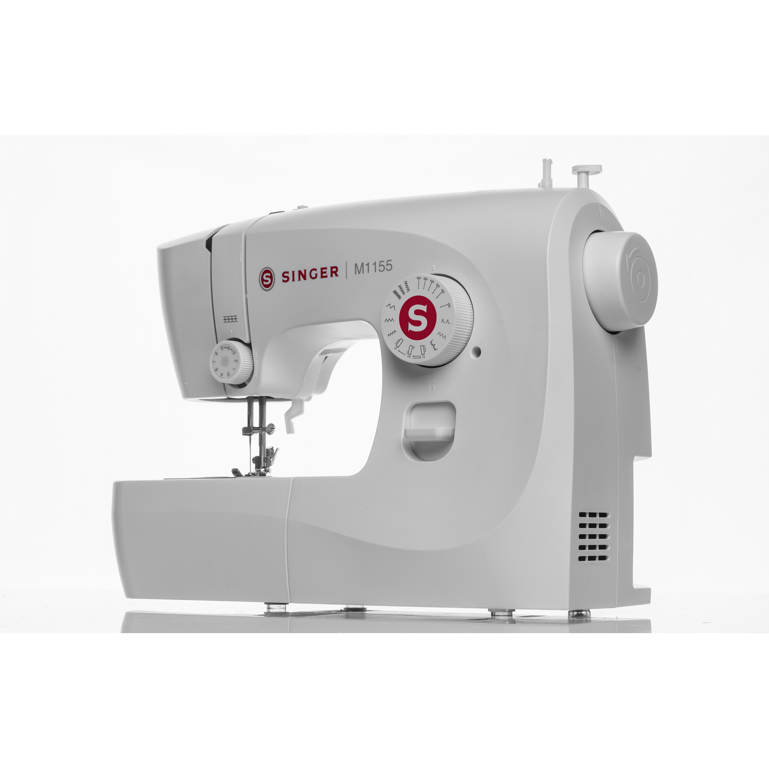 Una máquina de coser Singer M1155 blanca sobre una superficie blanca, aislada.
