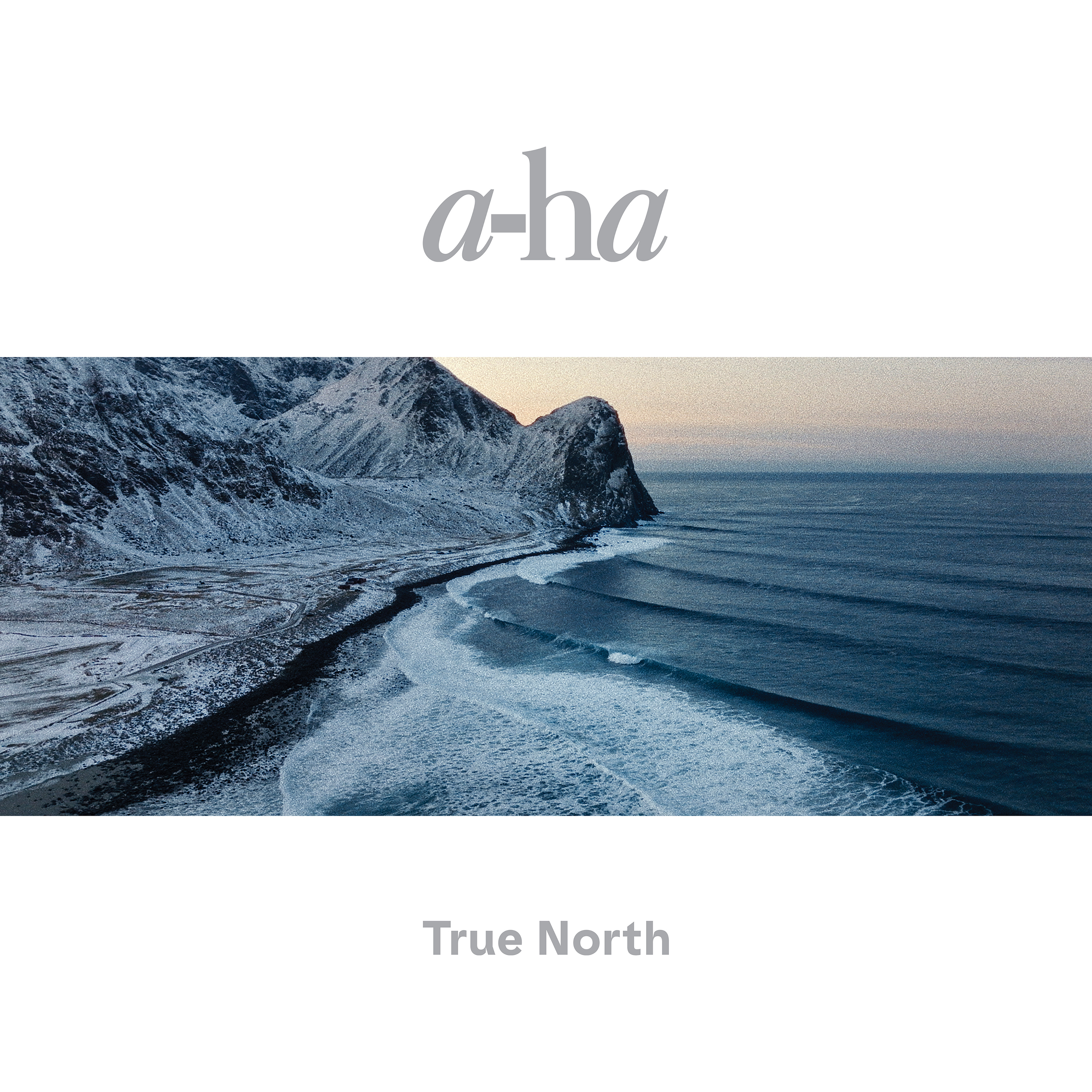 Albumcover von a-ha's "True North", mit dem Bandnamen oben und einer verschneiten Landschaft unten.