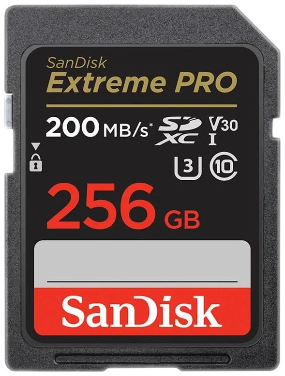 Carte SD SanDisk Extreme PRO. Elle a des couleurs noires et rouges. La carte contient du texte et des chiffres.