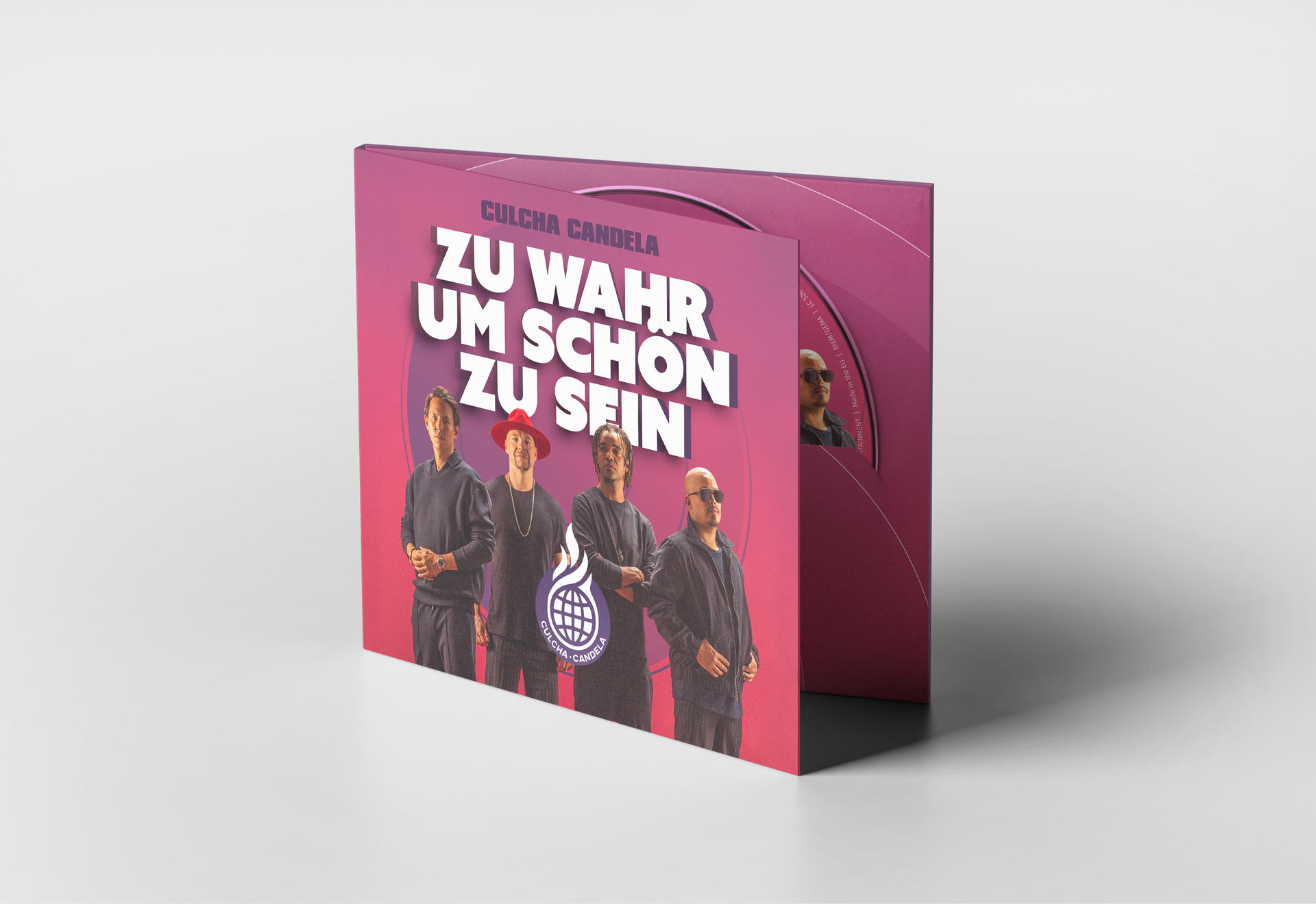 Geöffnete CD-Hülle, die eine Band zeigt. Pinker Hintergrund mit Text 'Zu Wahr Um Schon Zu Sein'.