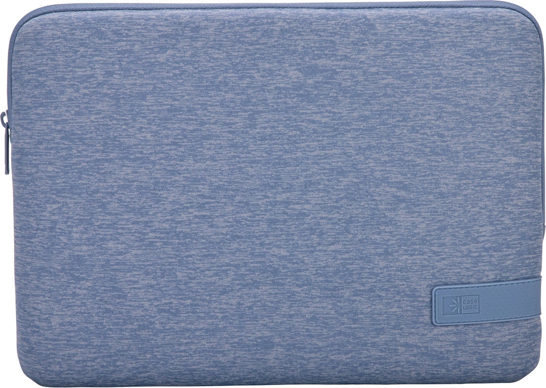 Een lichtblauwe laptoptas. Het heeft een rits en een klein blauw Case Logic-label.
